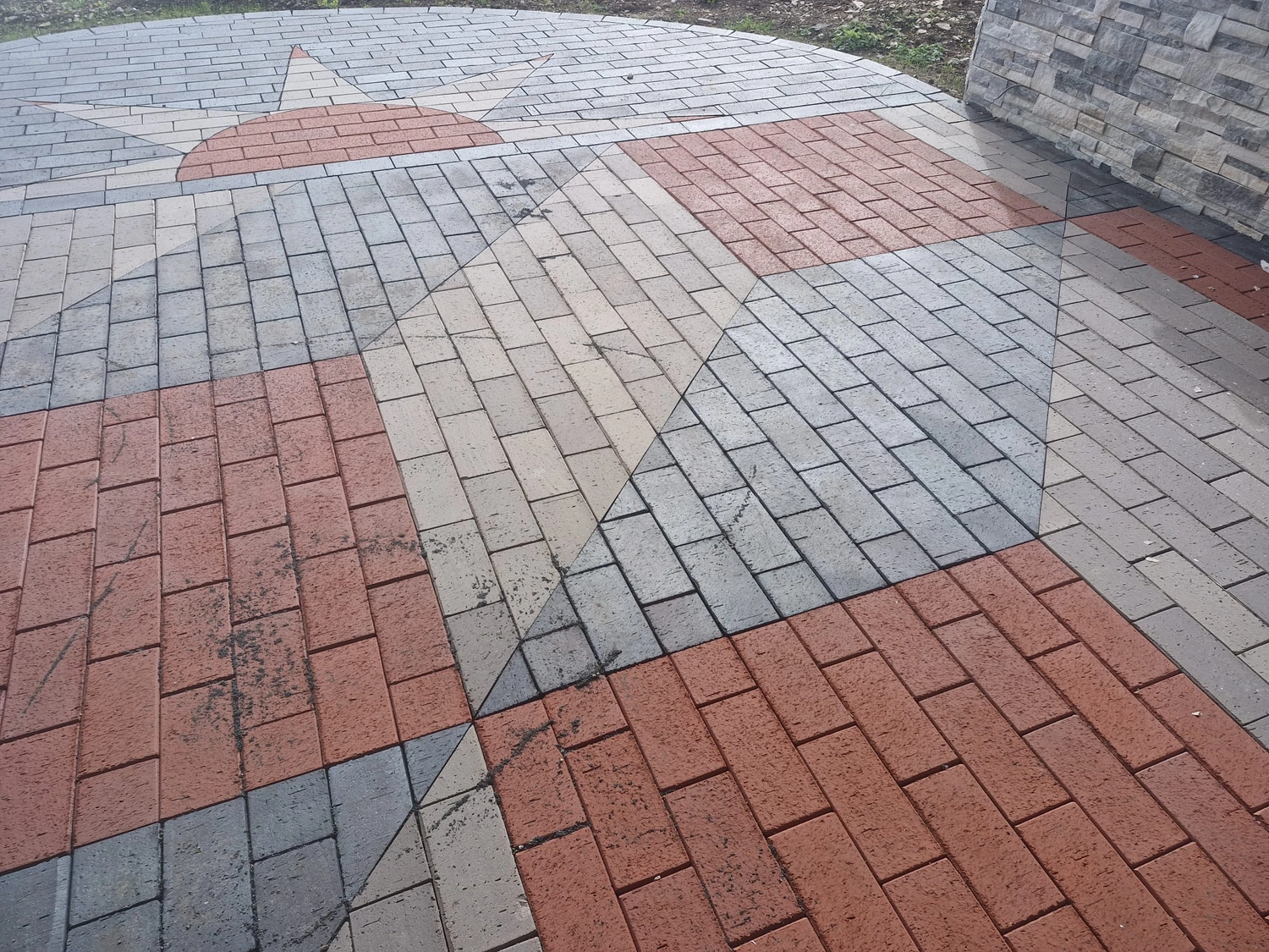 Gepflasterte Terrasse mit Kompassrosen-Muster