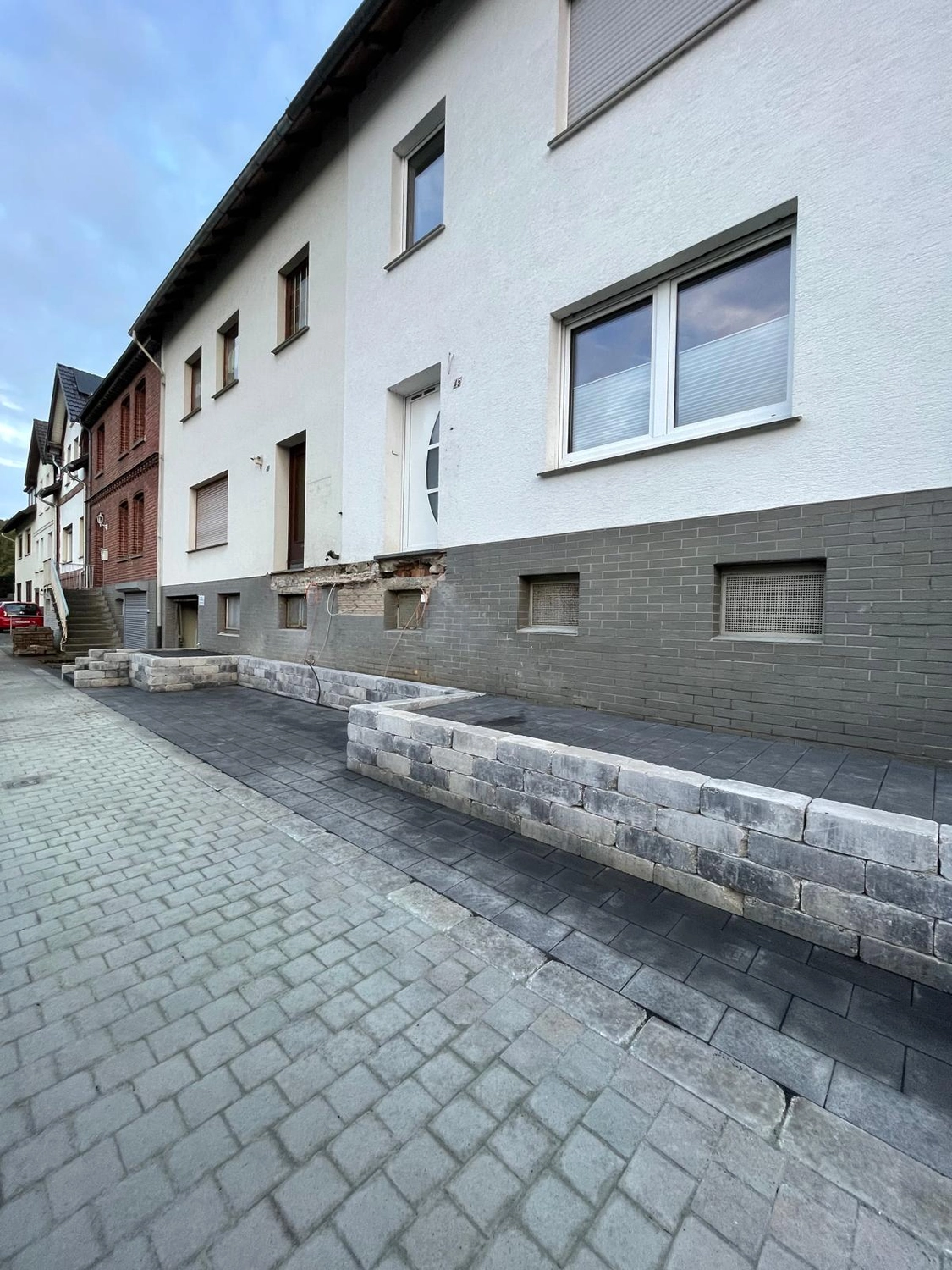 Straßenseitige Stützmauer mit Treppenanlage