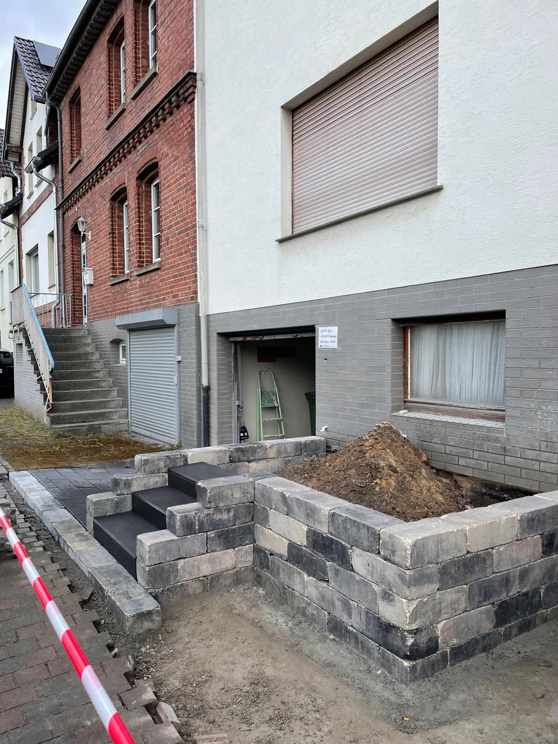 Neue Stützmauer mit Granitstufen an einem Kellereingang